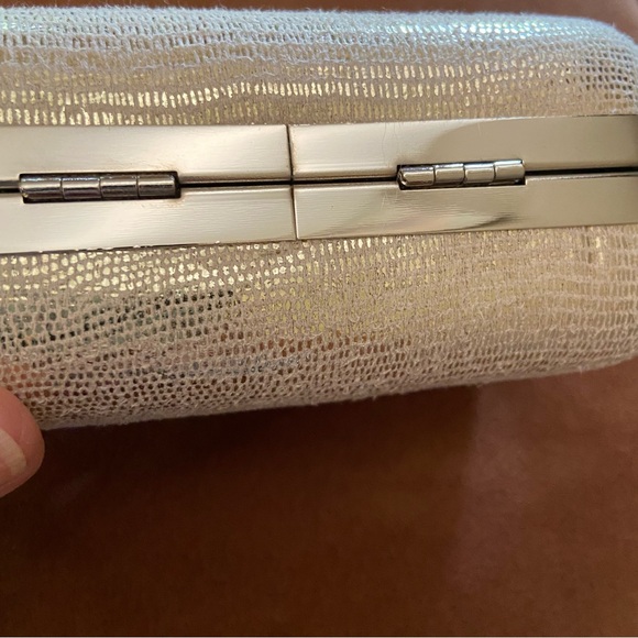 CAROLEE New York -Metallic Mini Lux Clam Shell Womens Palm Clutch - Picture 4 of 11